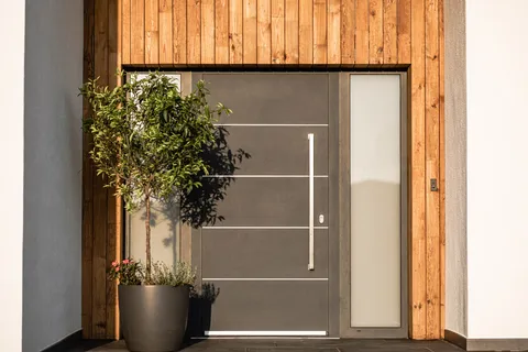 Ușa de intrare din aluminiu, cu panou lateral mat, sub placarea din lemn