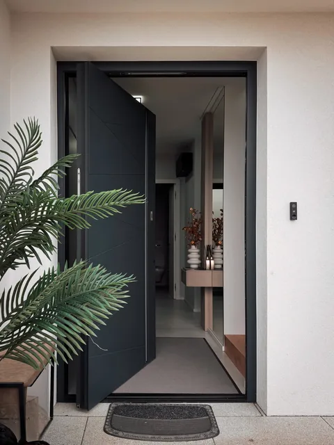 Ușa Pivot Superior 113 deschisă, văzută din exterior