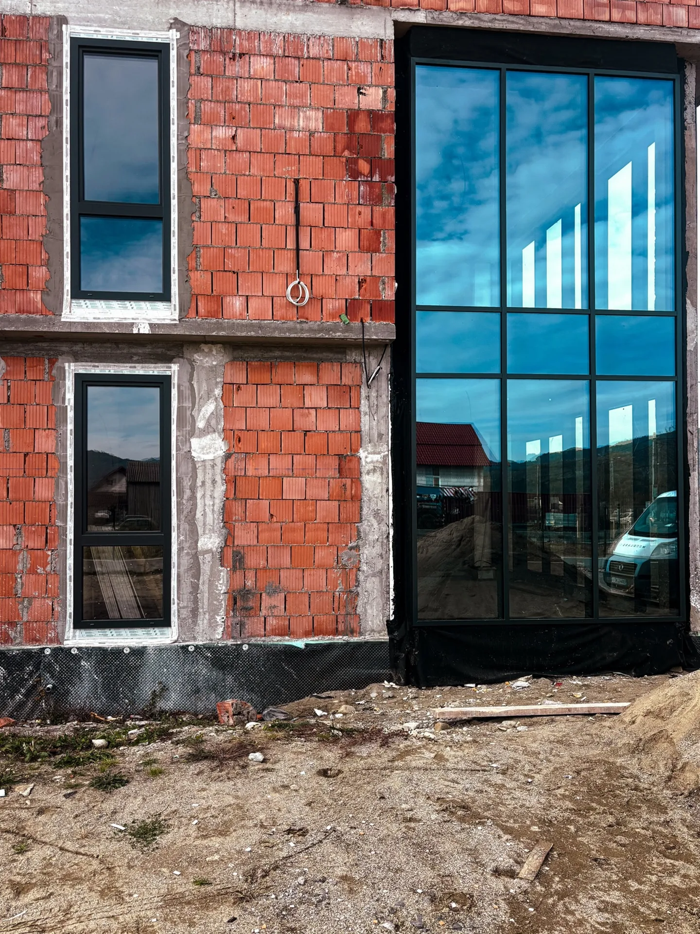 Elemente vitrate de mari dimensiuni montate într-un proiect METGLASS