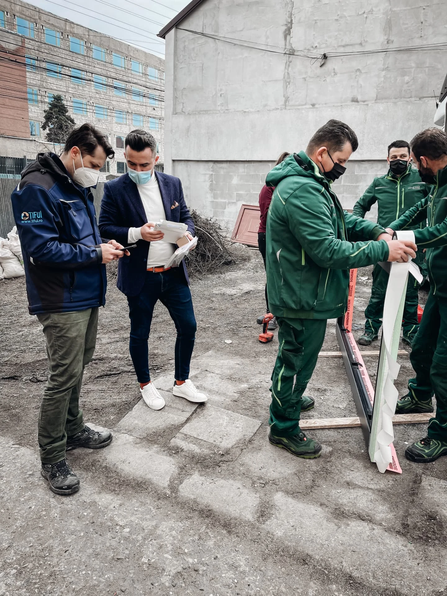 Discuție și lucru cu materiale de montaj în șantier