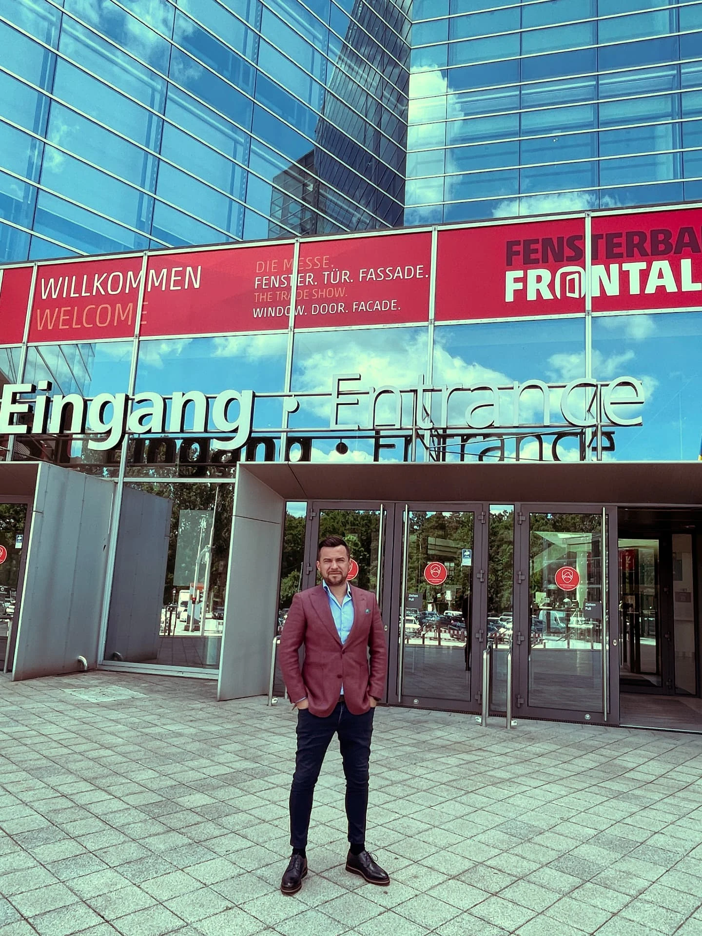Ovidiu Morar la intrarea târgului Fensterbau Frontale