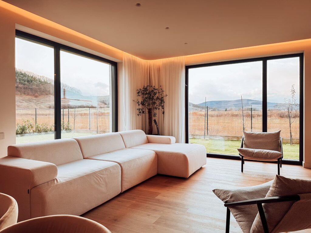 Interior al unui proiect METGLASS cu ferestre ample integrate într-o locuință contemporană