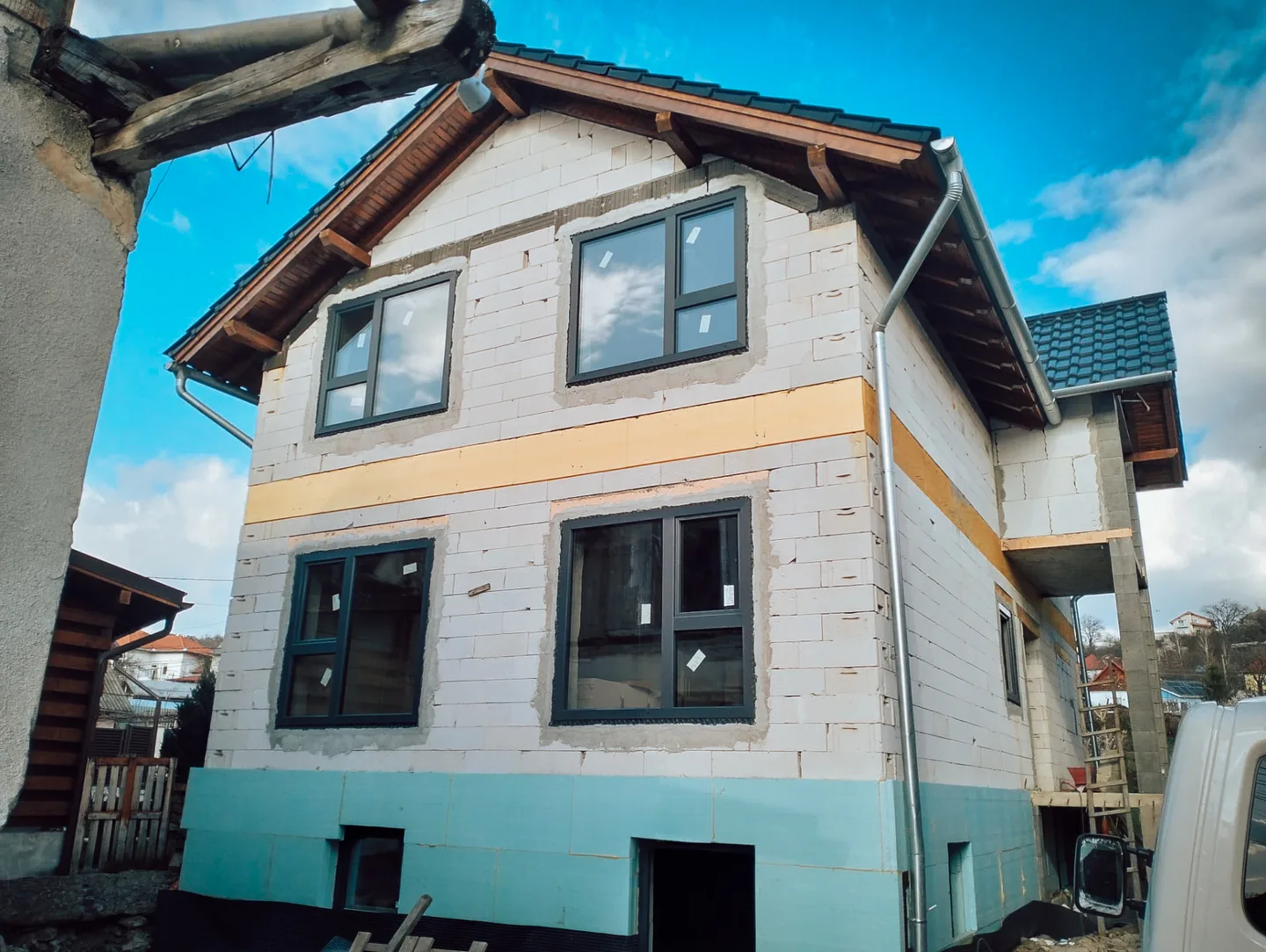 Ferestre montate într-o clădire aflată în construcție